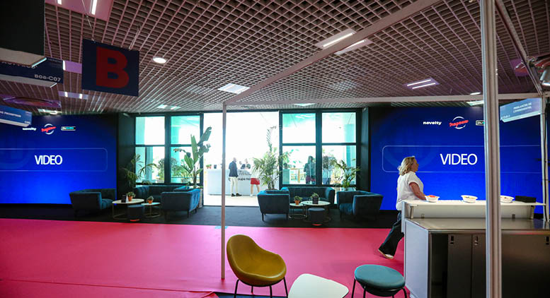 Alternative text - Stand vu de l'interieur avec accès sur la terrasse Heavent Meeting Cannes Groupe Novelty